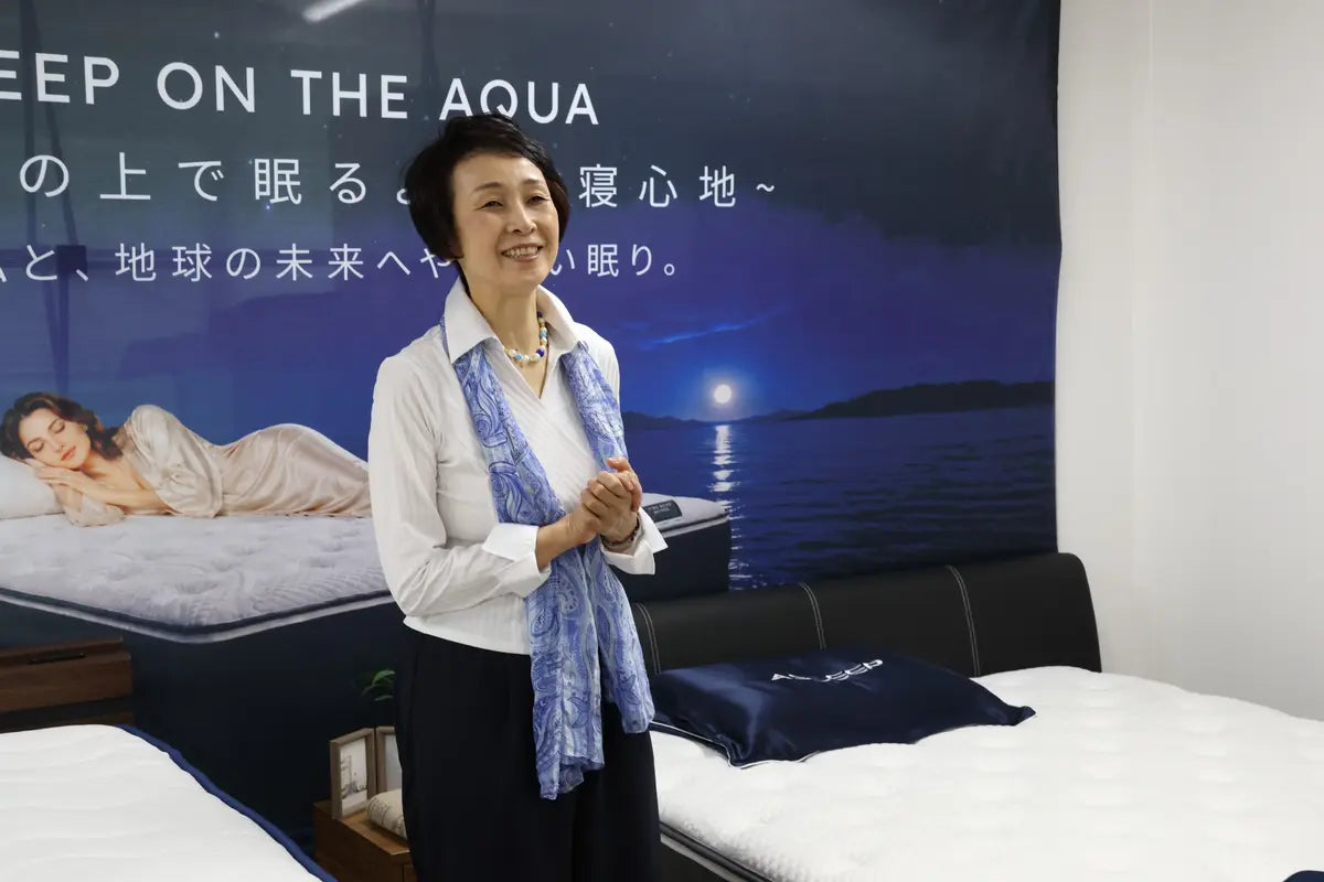 ショールームで睡眠について語る三橋先生
